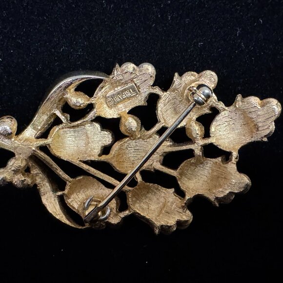 Vintage Crown Trifari Brushed Gold Tone Floral Brooch & Earrings Faux  Pearls - Picture 4 of 14